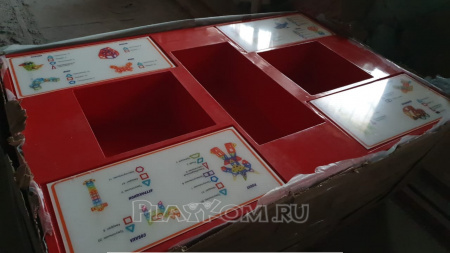 Стол с магнитным конструктором